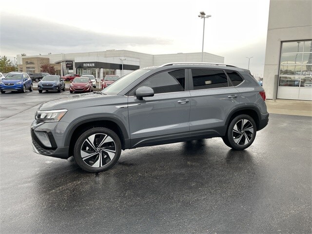 2024 Volkswagen Taos SE photo 2