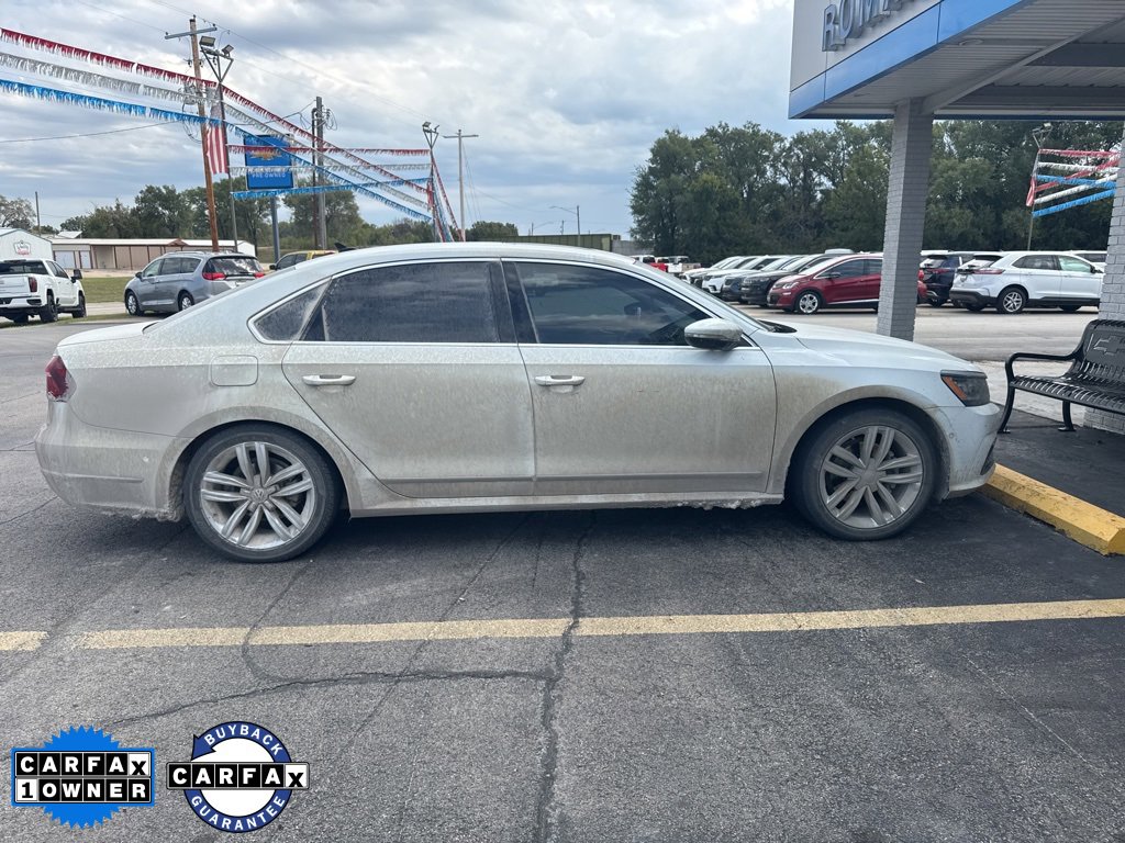2017 Volkswagen Passat SEL Premium photo 2