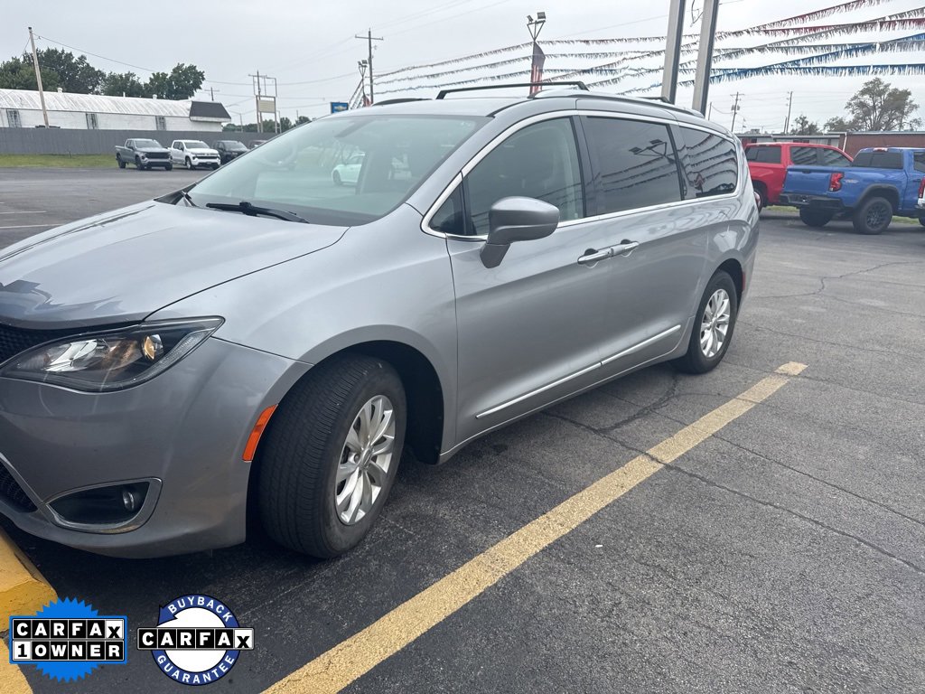 2018 Chrysler Pacifica Touring L photo 2