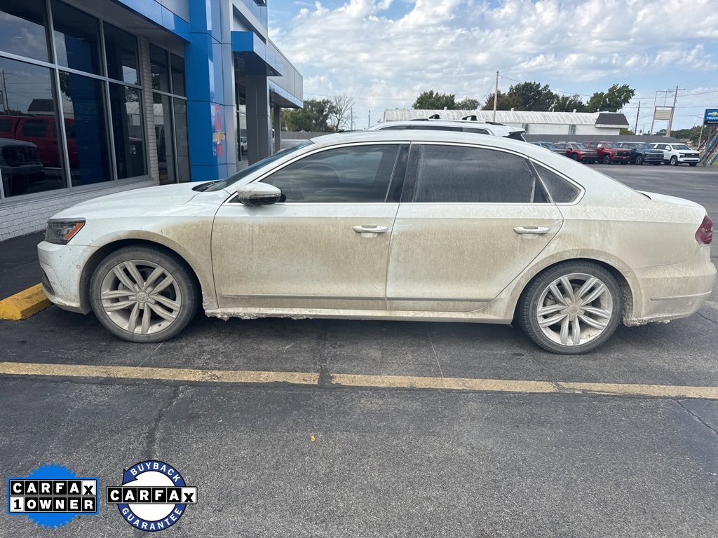 2017 Volkswagen Passat SEL Premium photo 4