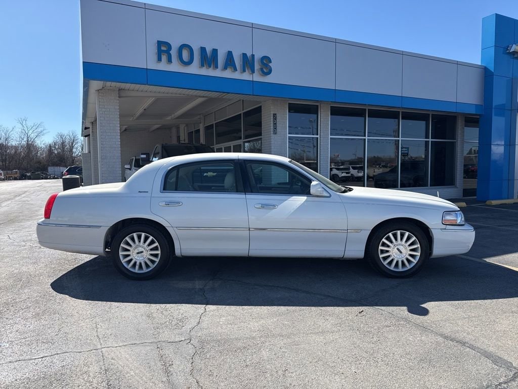 Used 2003 Lincoln Town Car Signature with VIN 1LNHM82W33Y639238 for sale in Independence, KS