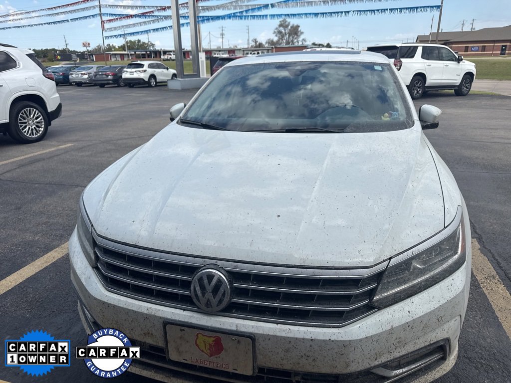 2017 Volkswagen Passat SEL Premium photo 3
