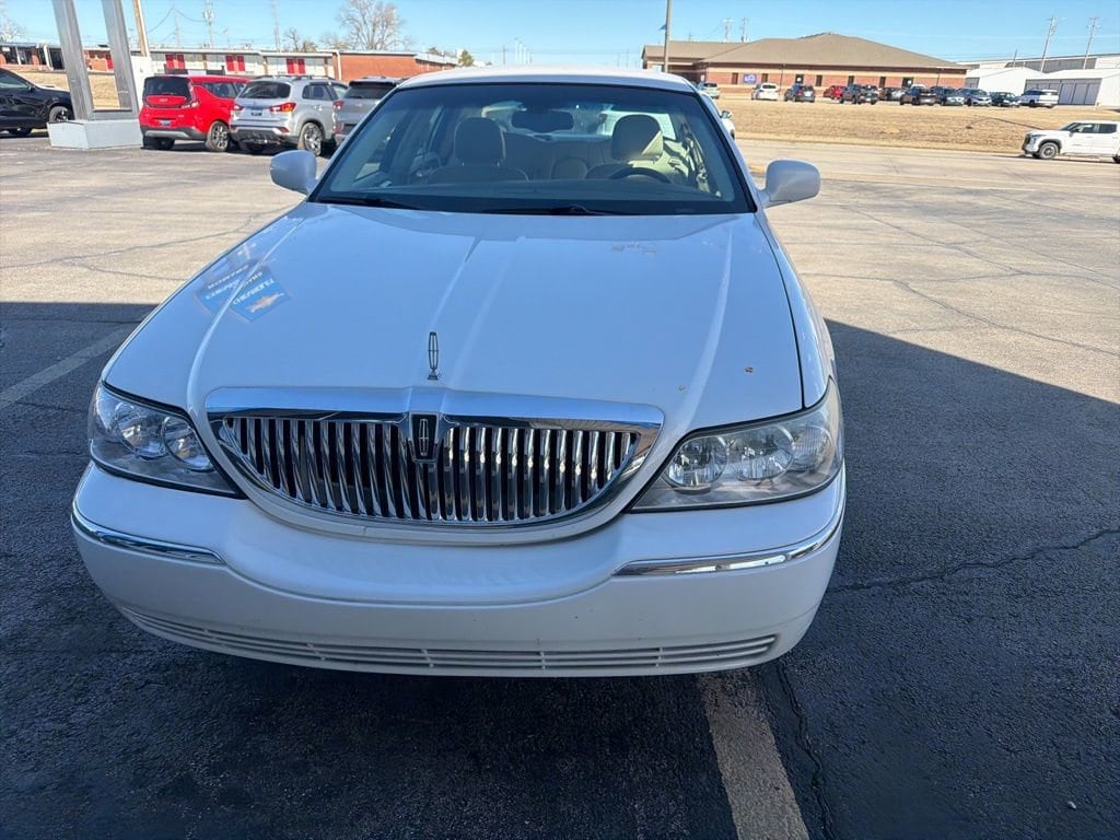 Used 2003 Lincoln Town Car Signature with VIN 1LNHM82W33Y639238 for sale in Independence, KS