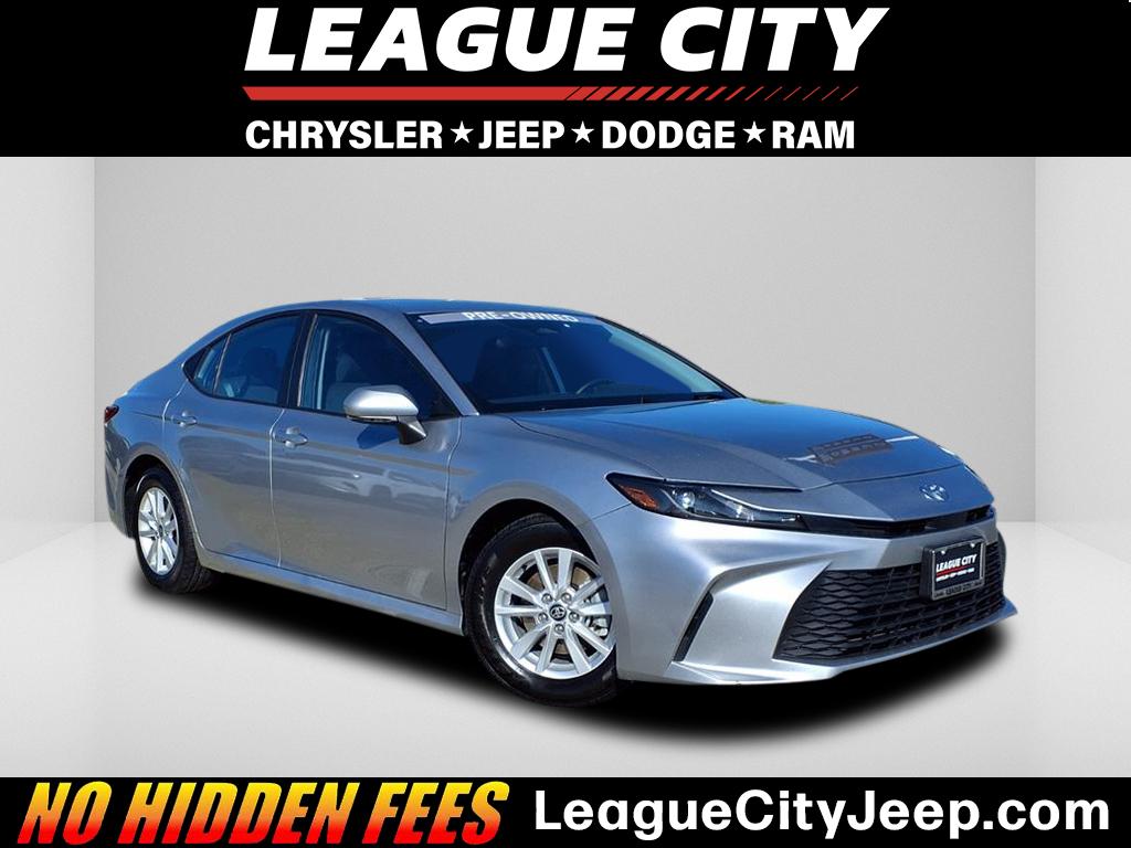 2025 Toyota Camry LE's photo