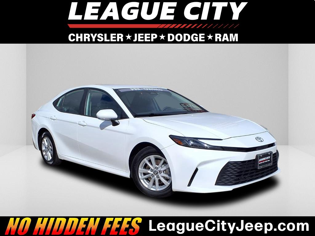 2025 Toyota Camry LE's photo
