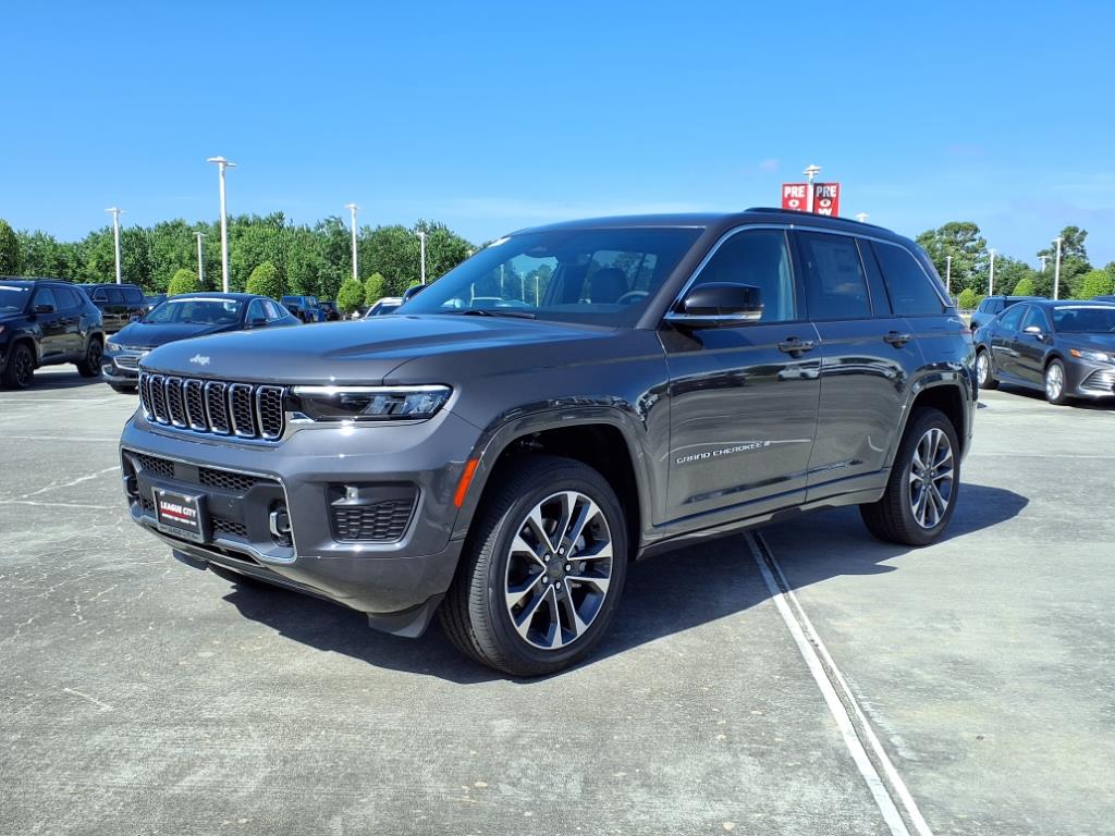 2025 Jeep Grand Cherokee Overland photo 3