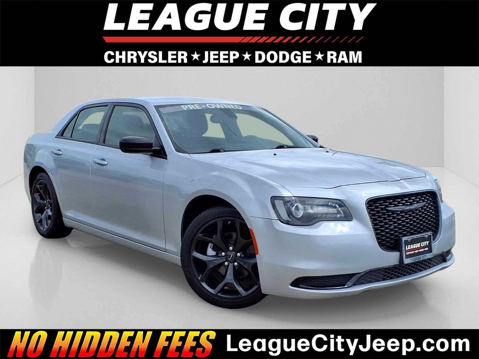 2023 Chrysler 300 Touring's photo