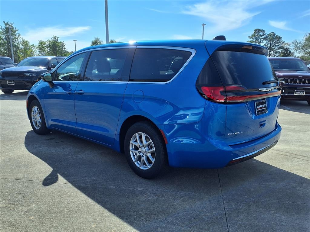 New 2026 Chrysler Pacifica SELECT Passenger Van