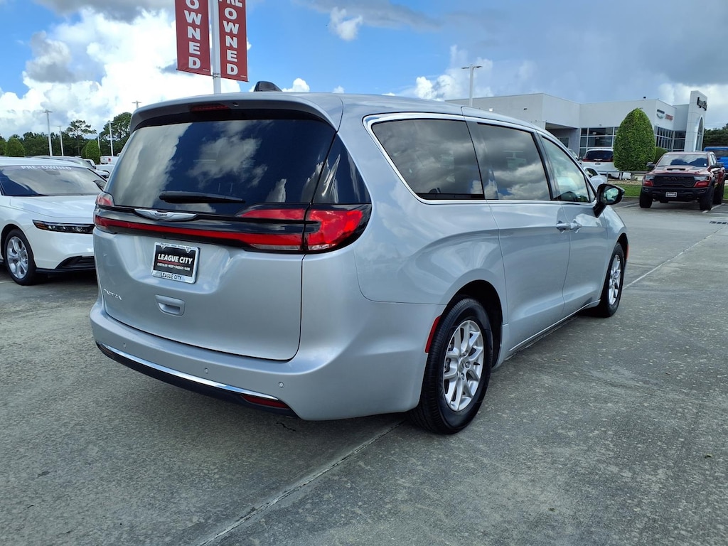 Used 2024 Chrysler Pacifica Touring L Touring L Mini-Van
