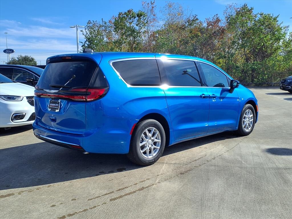 New 2026 Chrysler Pacifica SELECT Passenger Van