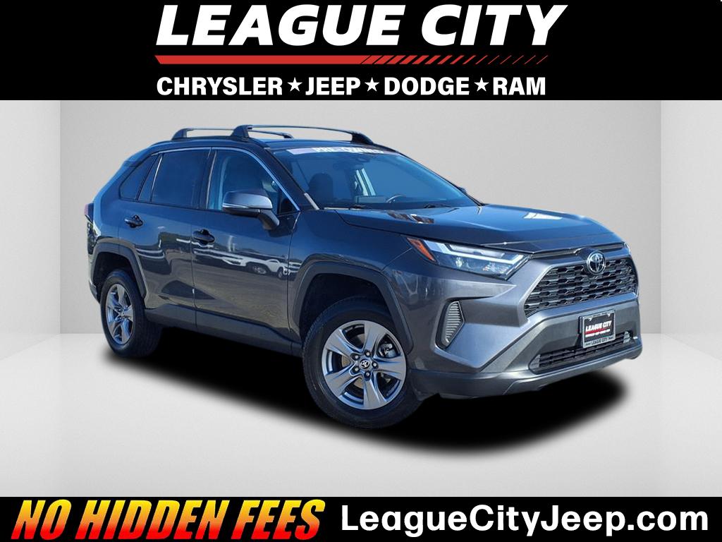 2023 Toyota RAV4 XLE's photo