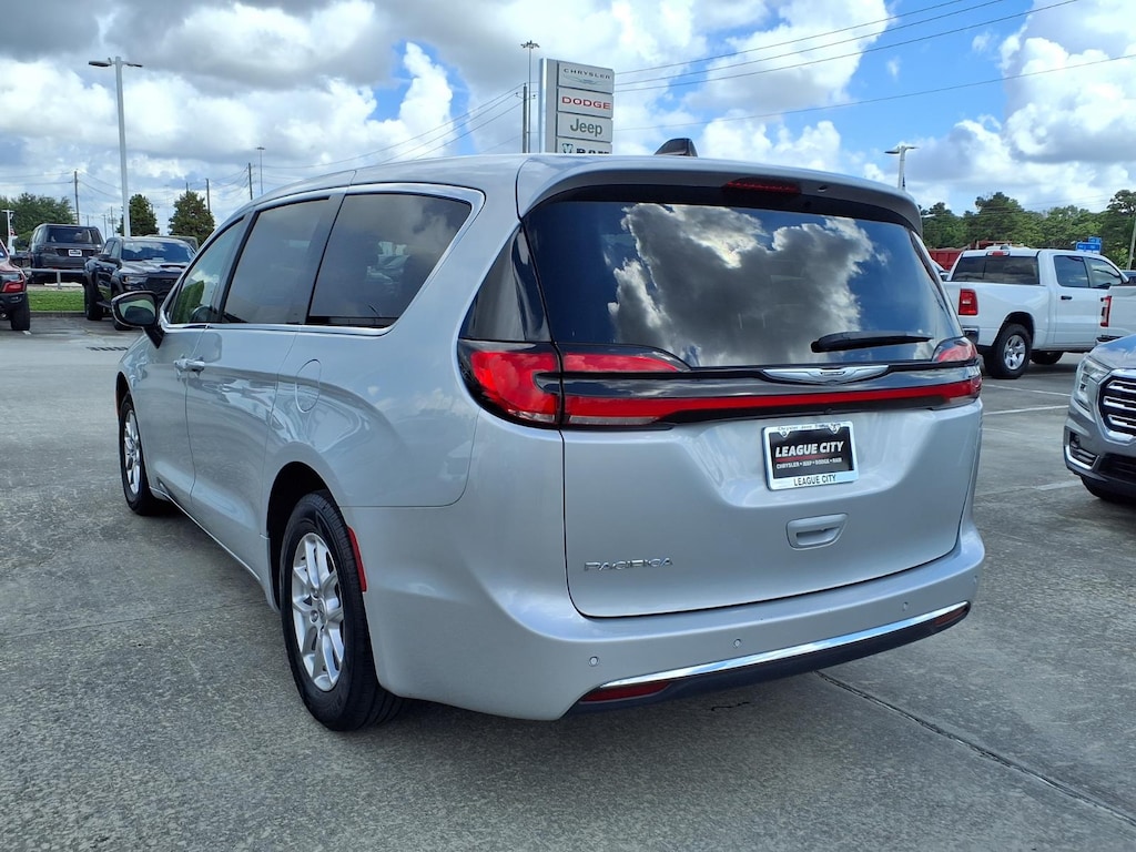 Used 2024 Chrysler Pacifica Touring L Touring L Mini-Van
