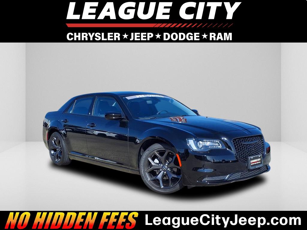 2023 Chrysler 300 Touring's photo