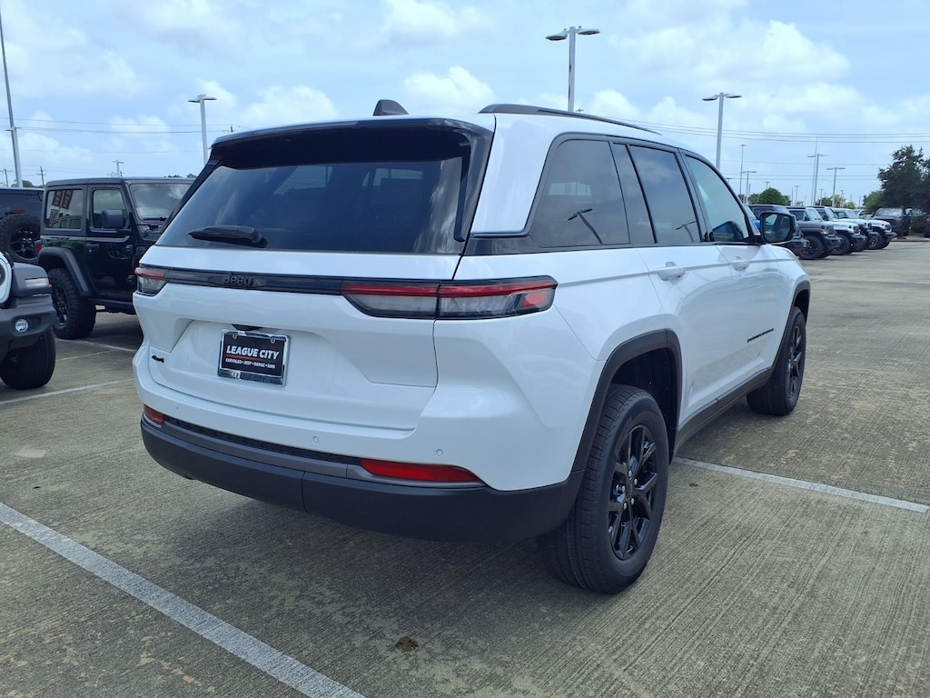 New 2026 Jeep Grand Cherokee Laredo Altitude Sport Utility