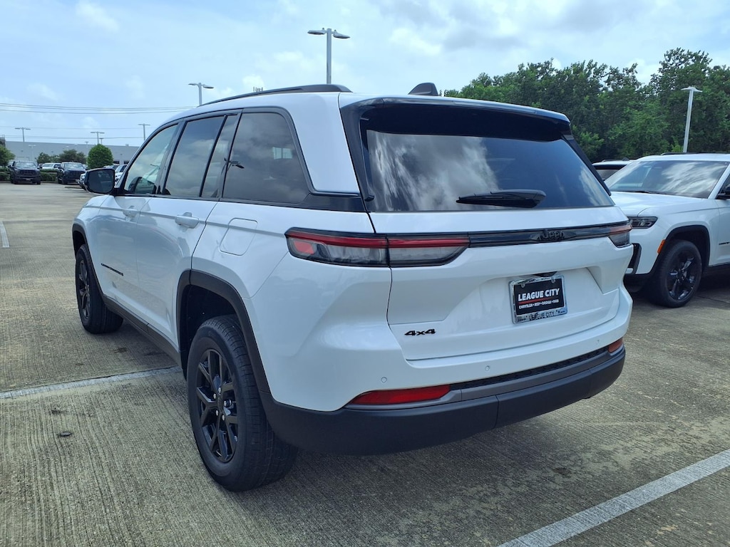 New 2026 Jeep Grand Cherokee Laredo Altitude Sport Utility