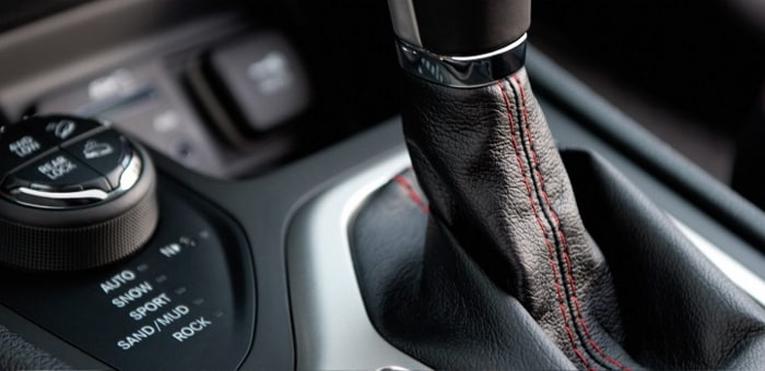 2017-Jeep-Cherokee-Trailhawk-Interior-Shifter (700x340).jpg