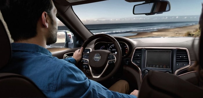 2017-Jeep-Grand-Cherokee-Interior-Uconnect (700x340).jpg