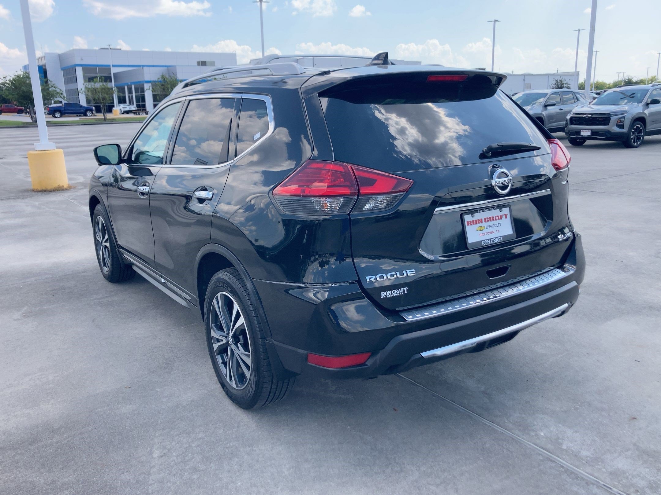 2017 Nissan Rogue SL photo 2