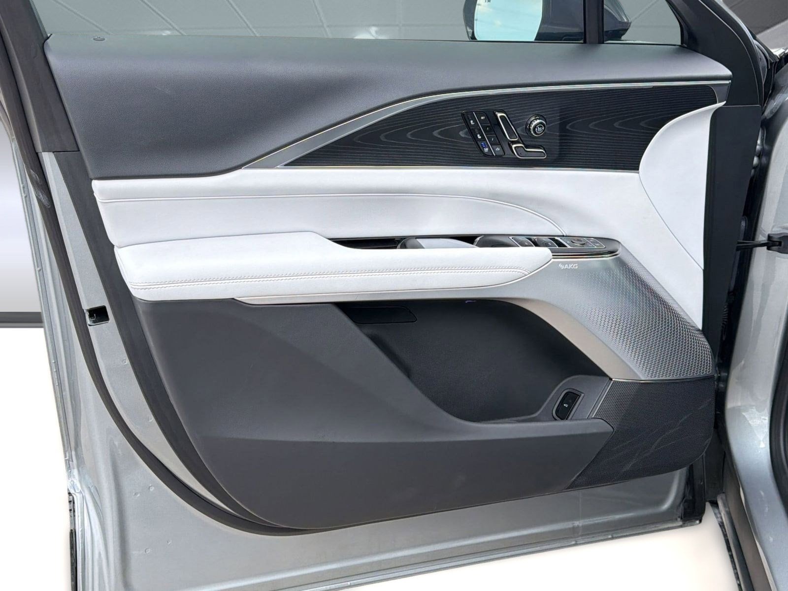 2025 Cadillac LYRIQ Luxury 2 - Photo 23
