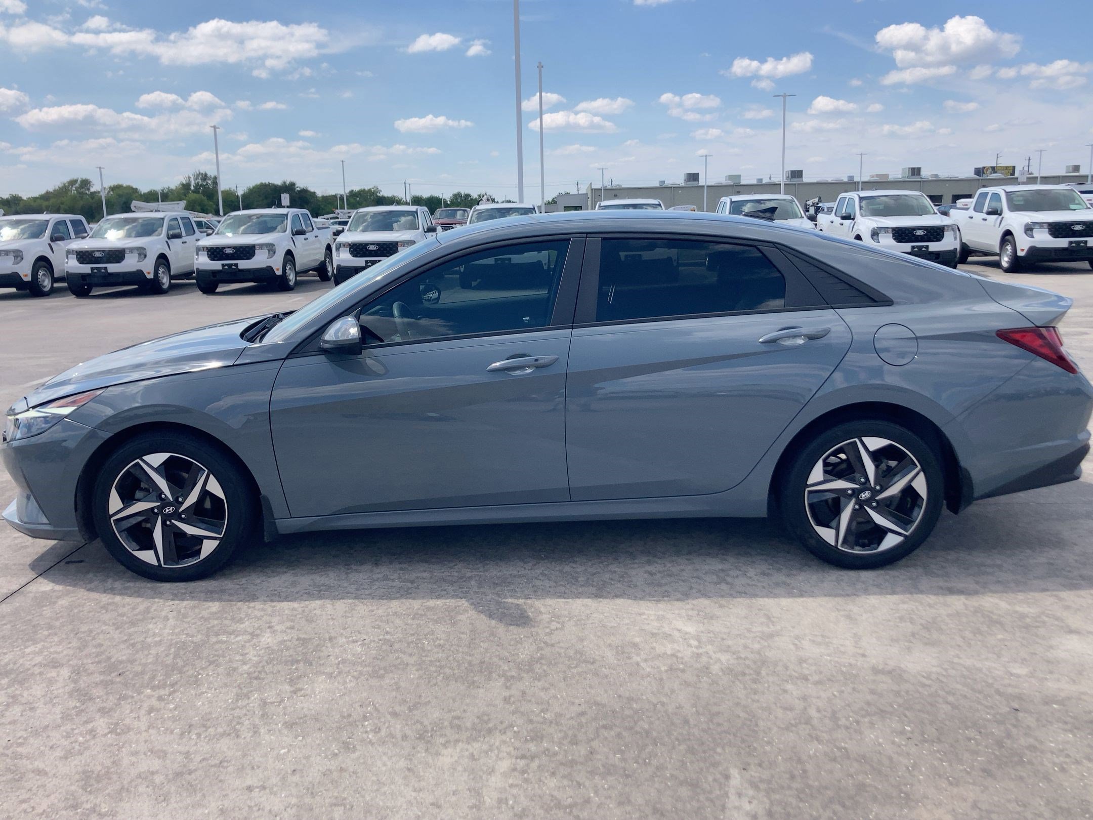 2023 Hyundai Elantra SEL photo 2
