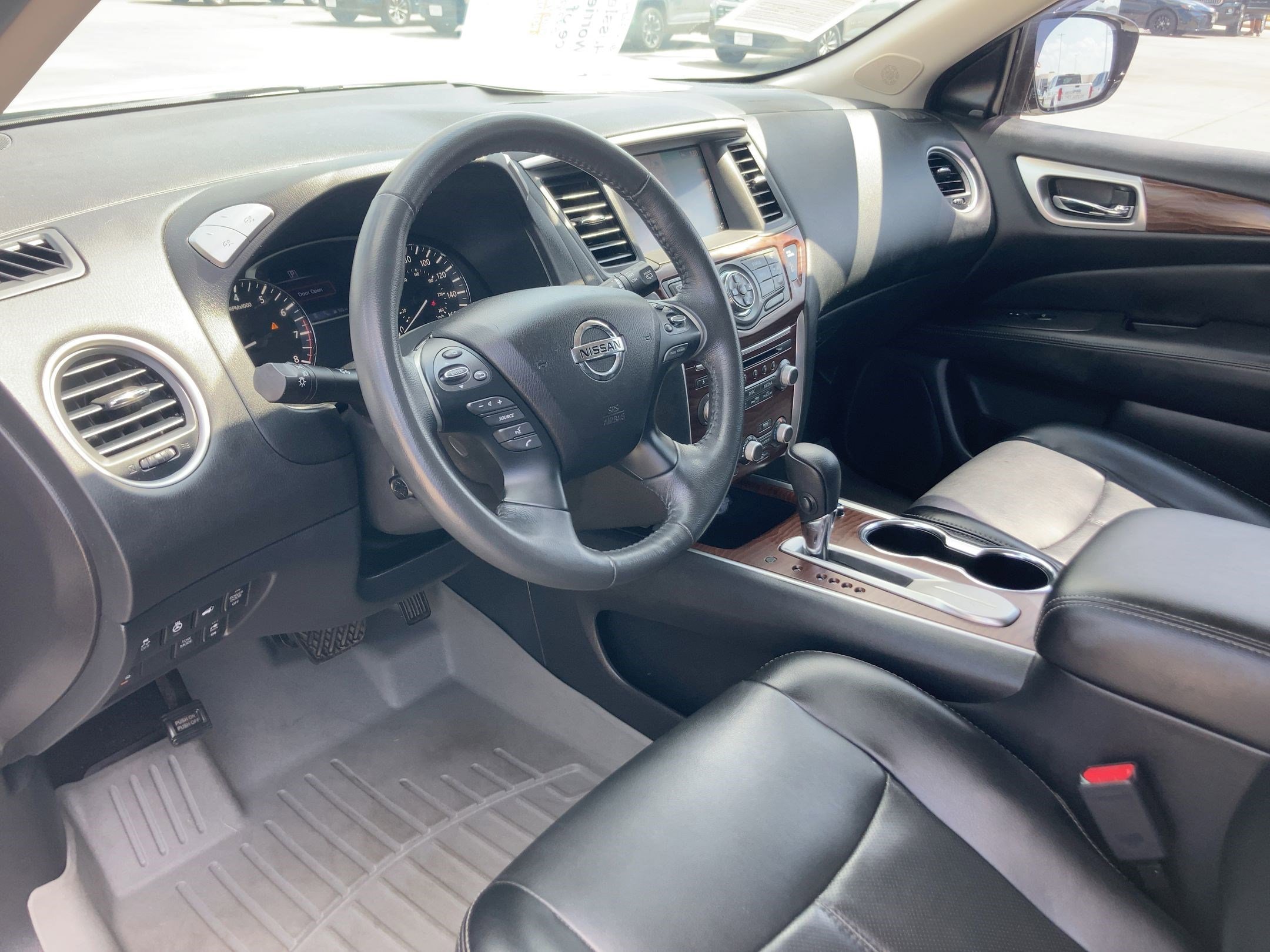 2017 Nissan Pathfinder Platinum photo 4