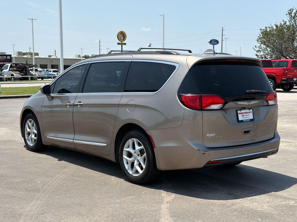 Used 2017 Chrysler Pacifica Touring-L Minivan