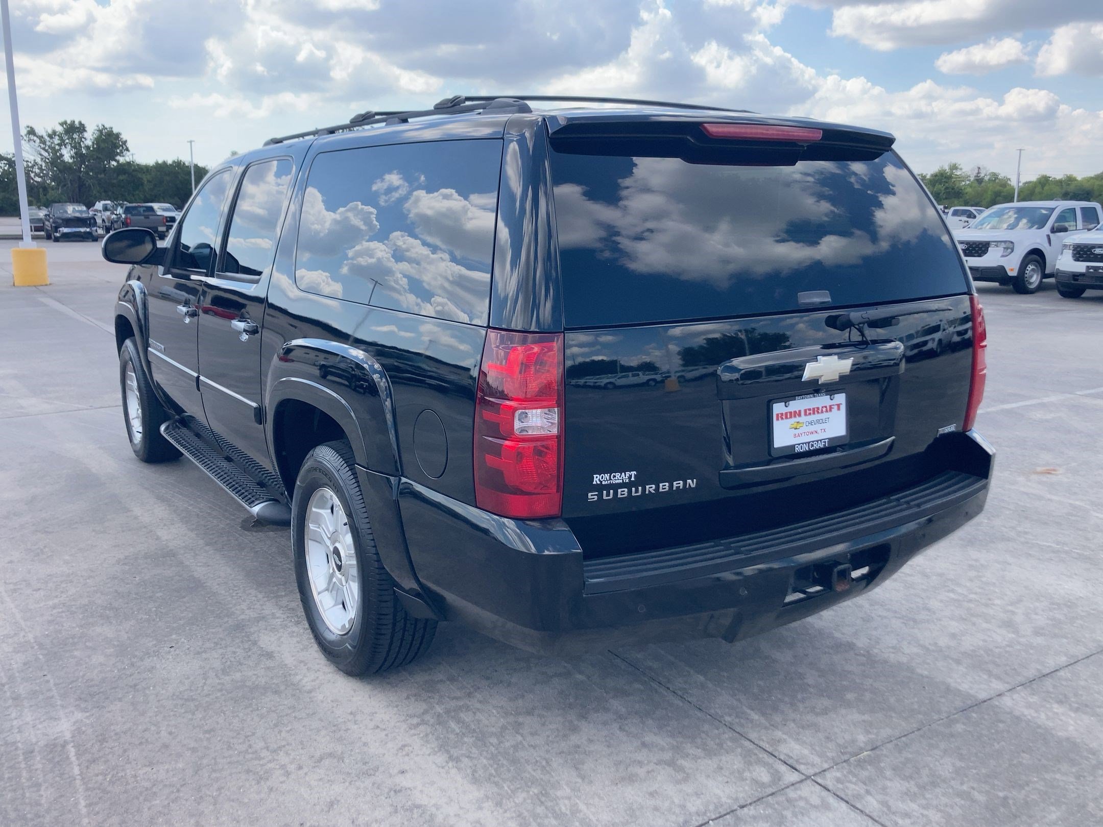 2007 Chevrolet Suburban 1500 LT photo 3