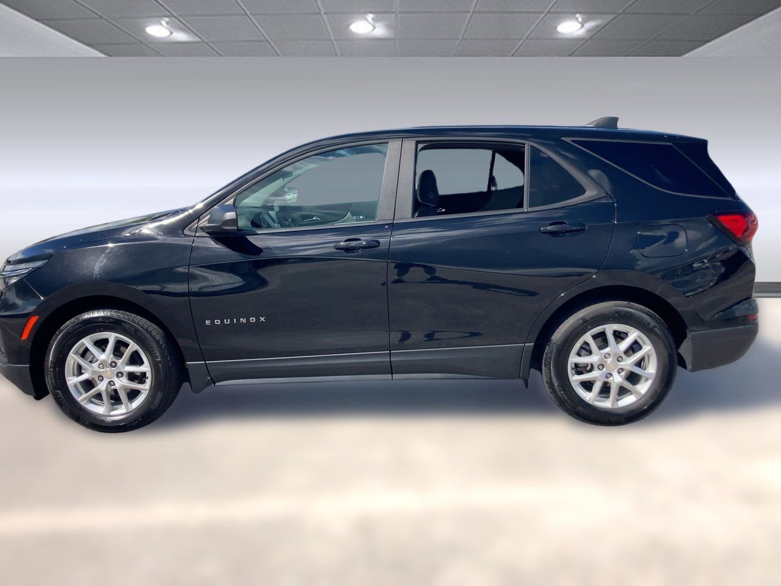 2023 Chevrolet Equinox LS photo 2