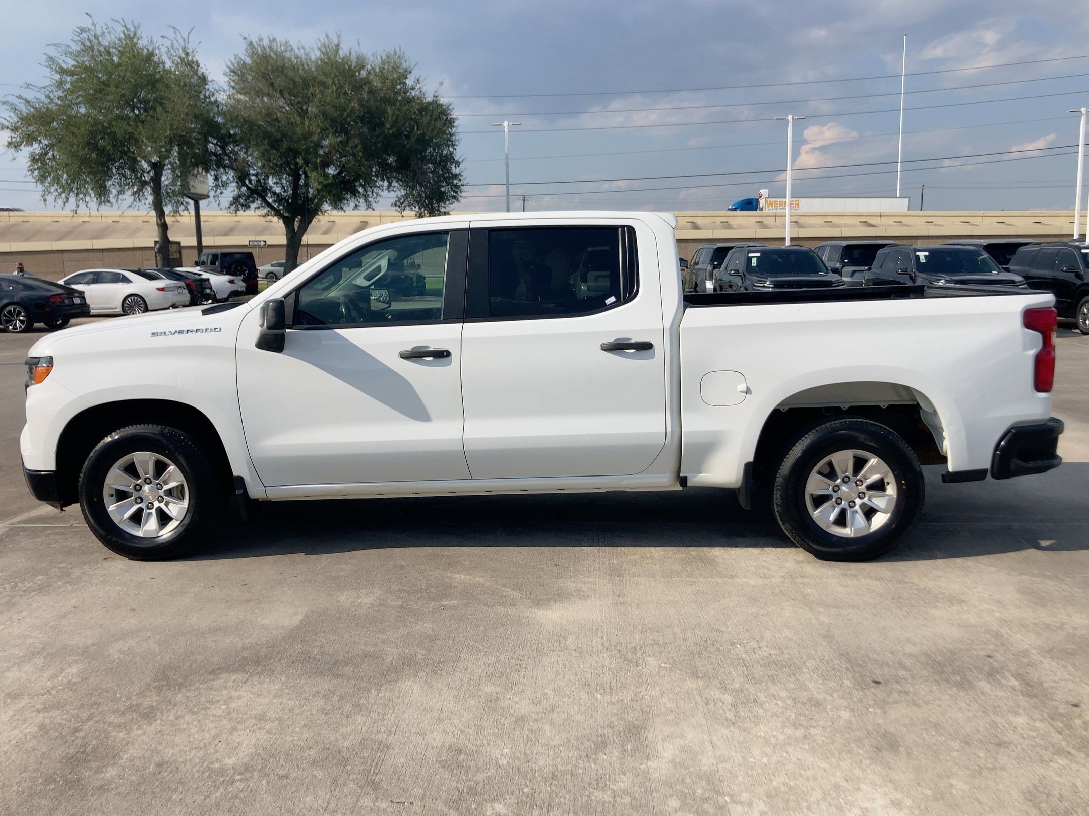 2022 Chevrolet Silverado 1500 photo 2
