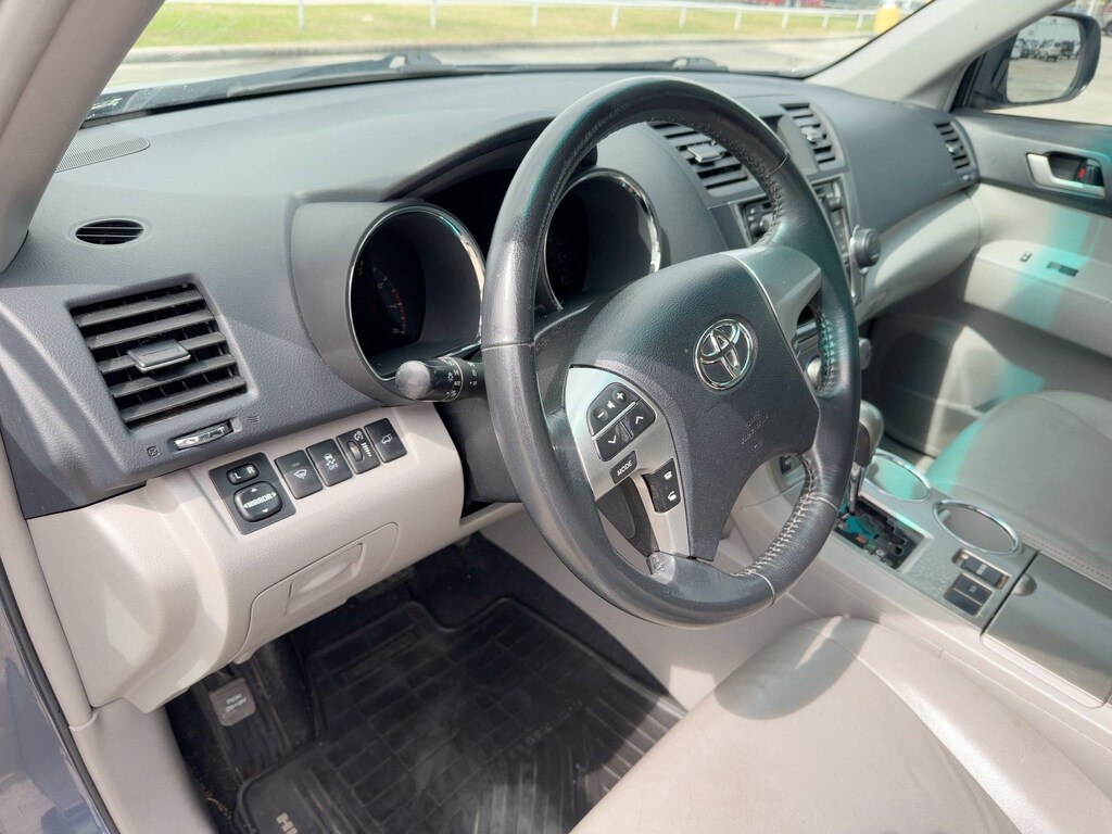 Used 2013 Toyota Highlander SE V6 SUV