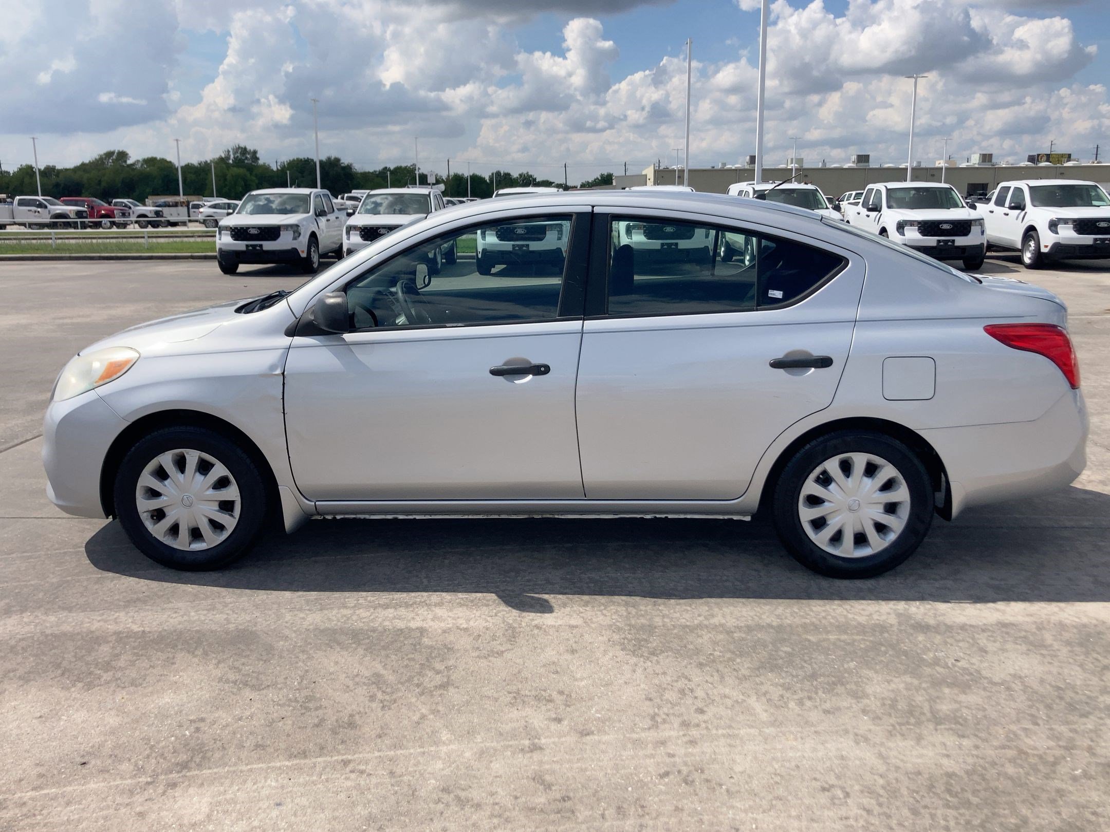 2014 Nissan Versa S photo 2