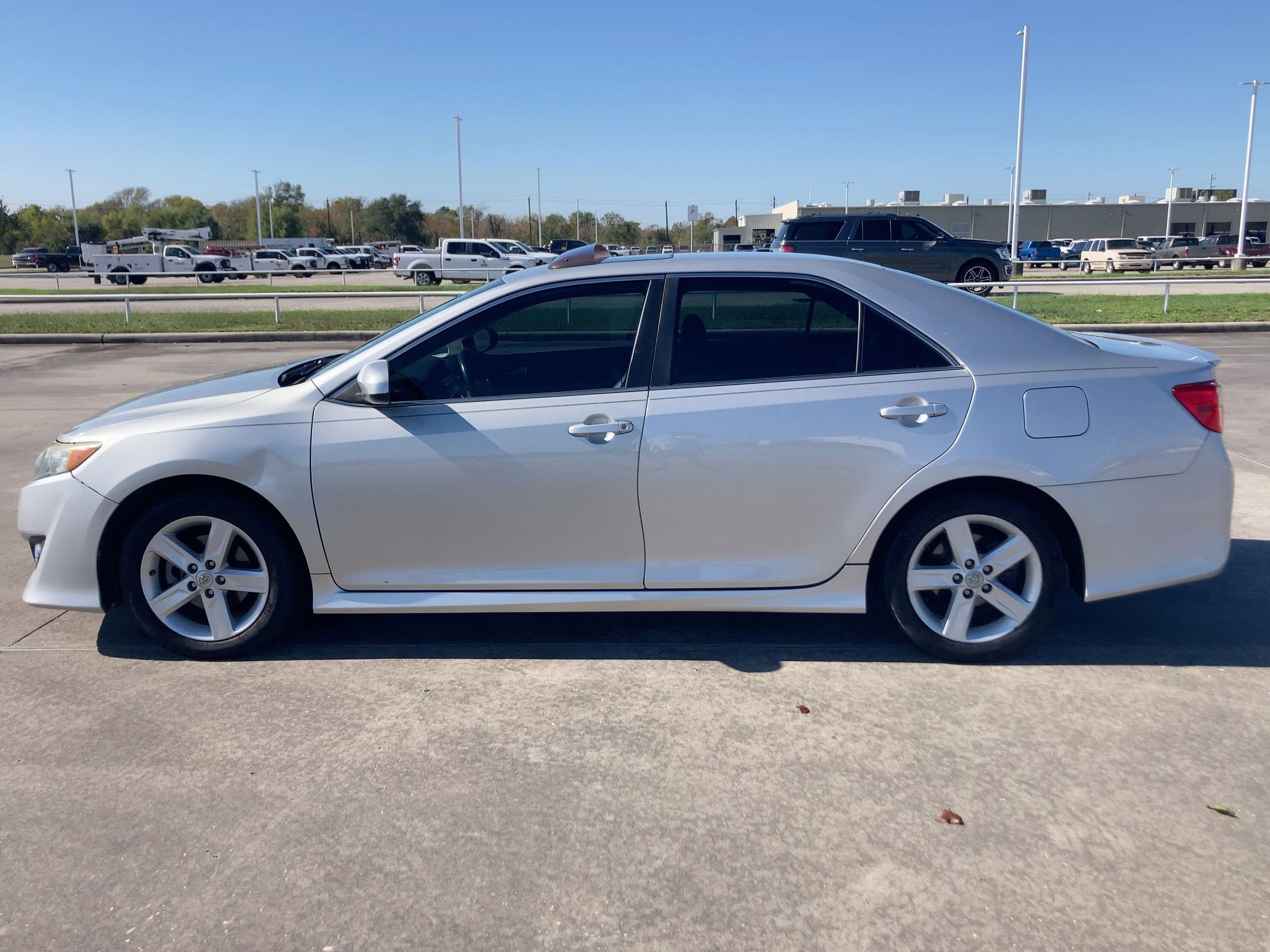 2012 Toyota Camry SE photo 2