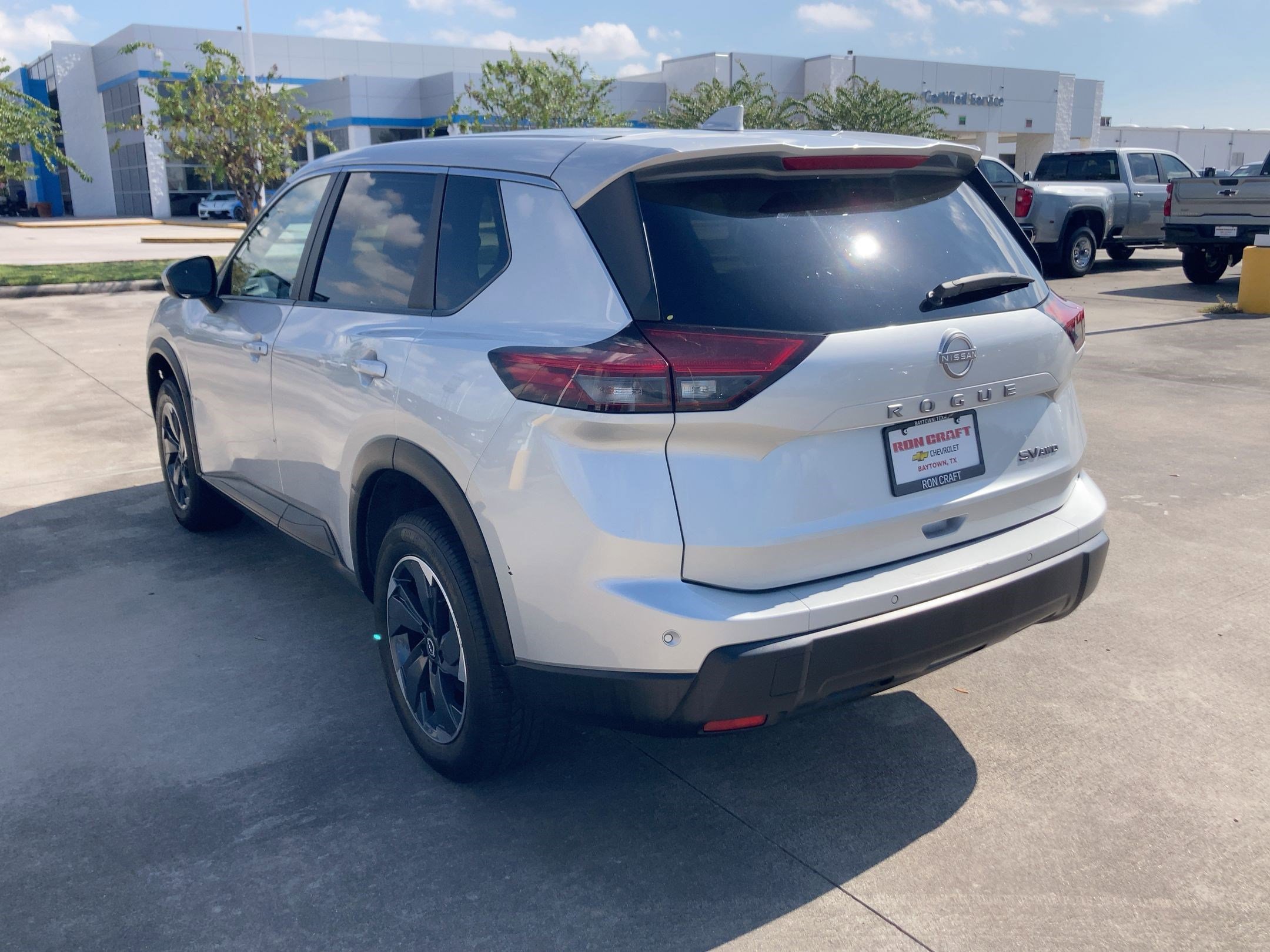 2024 Nissan Rogue SV photo 3
