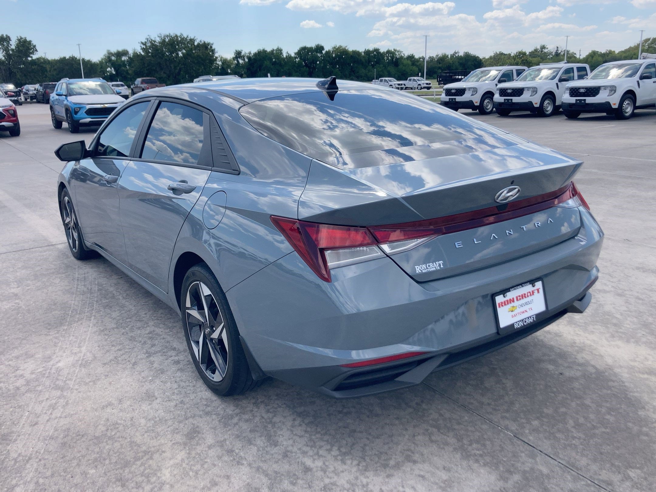 2023 Hyundai Elantra SEL photo 3