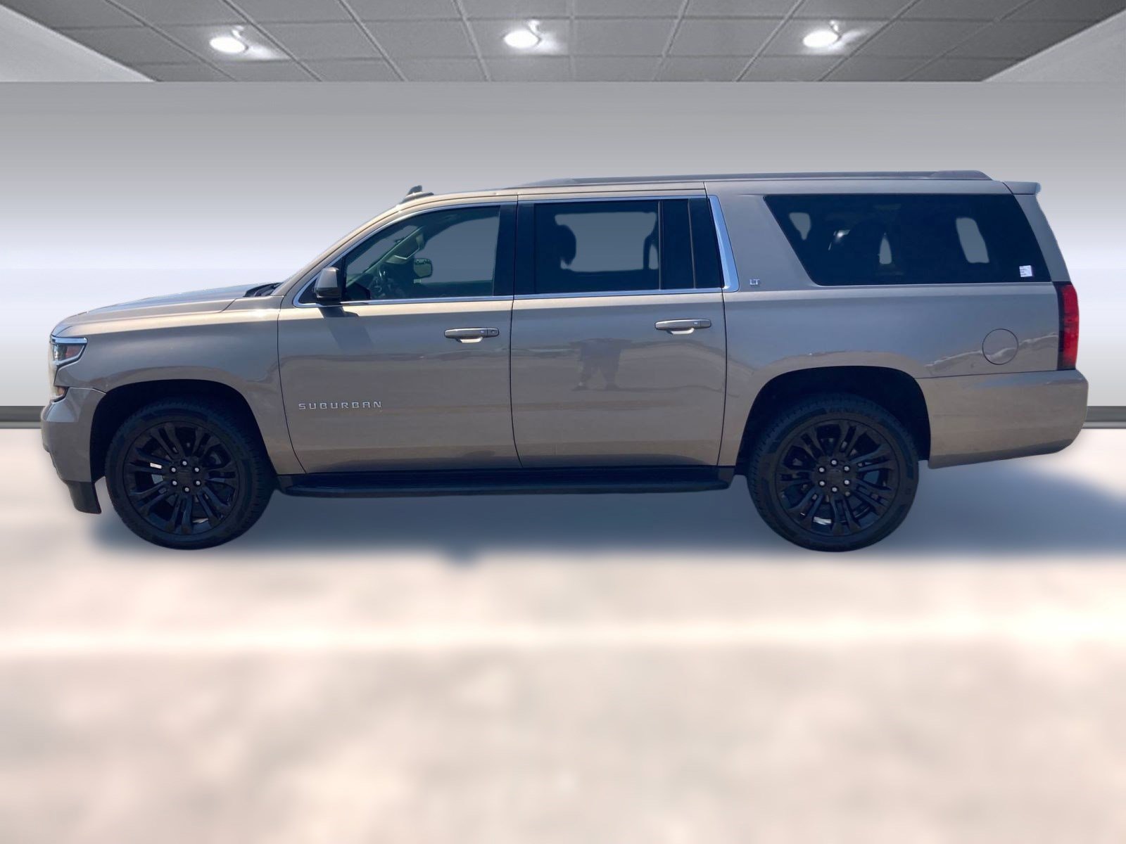 2019 Chevrolet Suburban LT photo 2