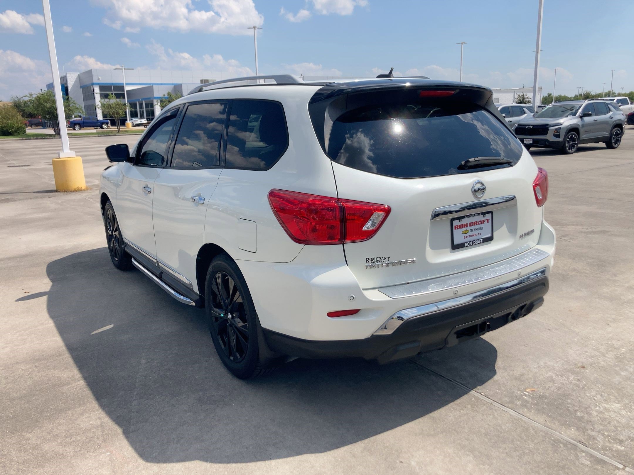 2017 Nissan Pathfinder Platinum photo 3
