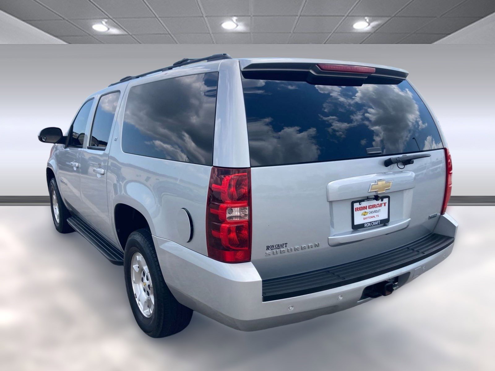 2010 Chevrolet Suburban 1500 LT photo 3