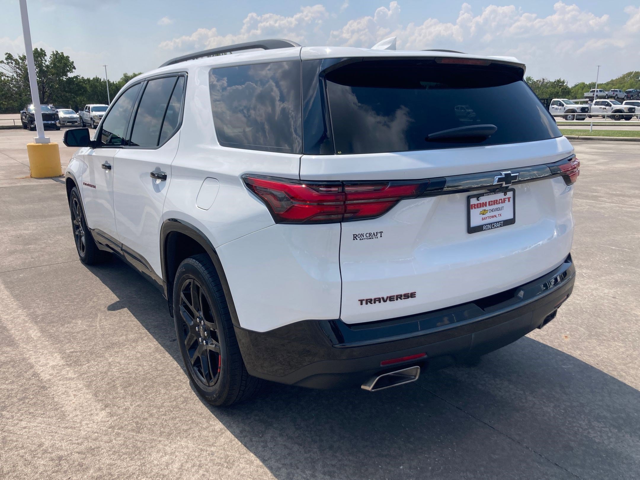 2023 Chevrolet Traverse Premier photo 2
