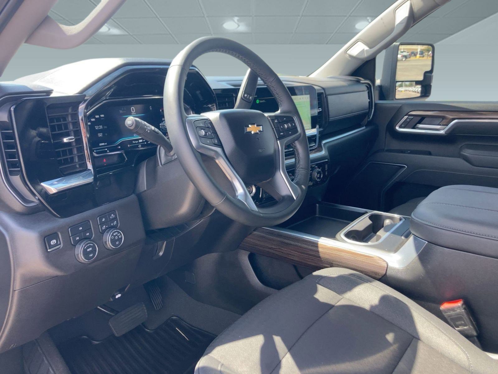 2025 Chevrolet Silverado 2500HD LT photo 4
