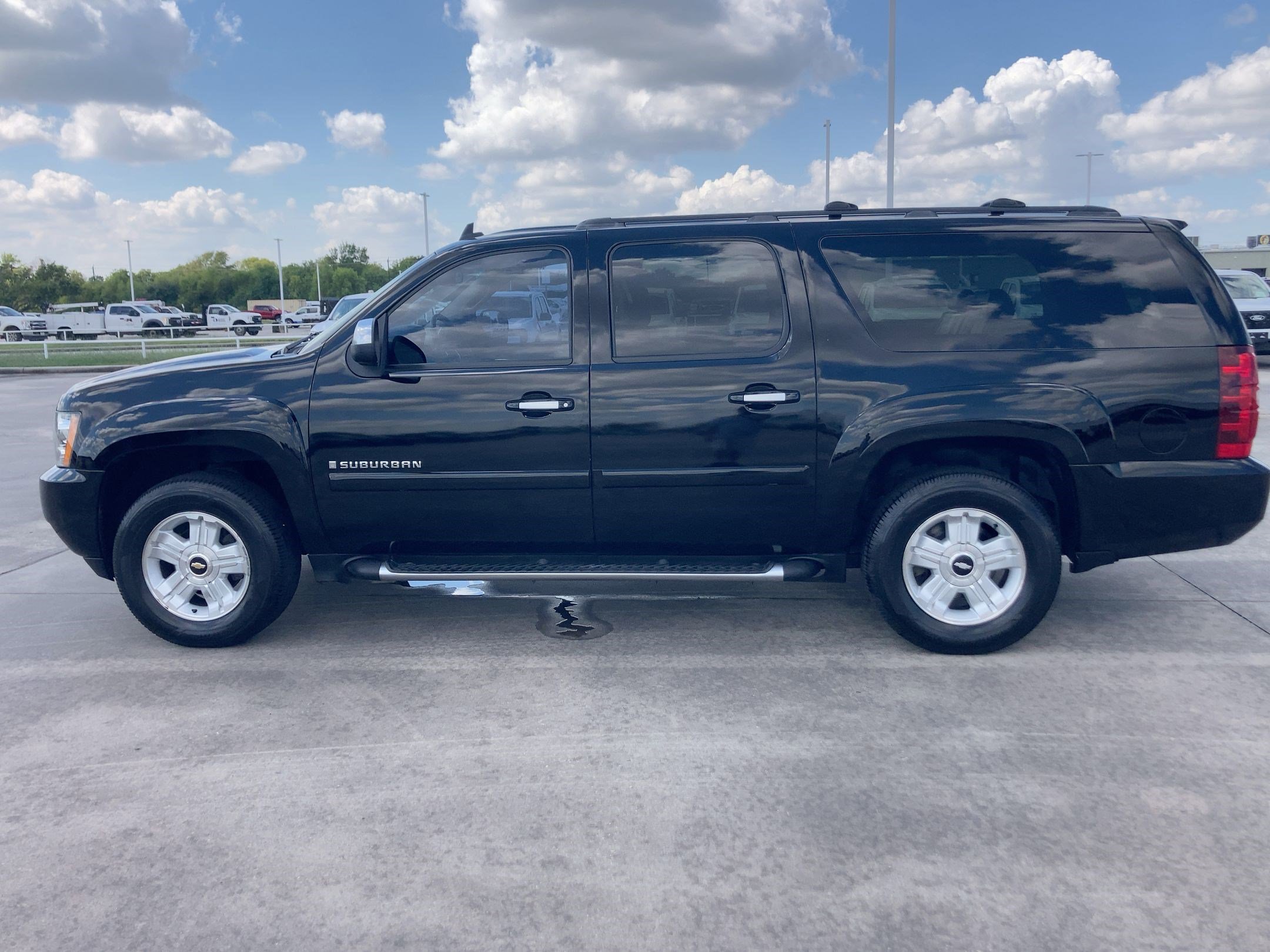 2007 Chevrolet Suburban 1500 LT photo 2