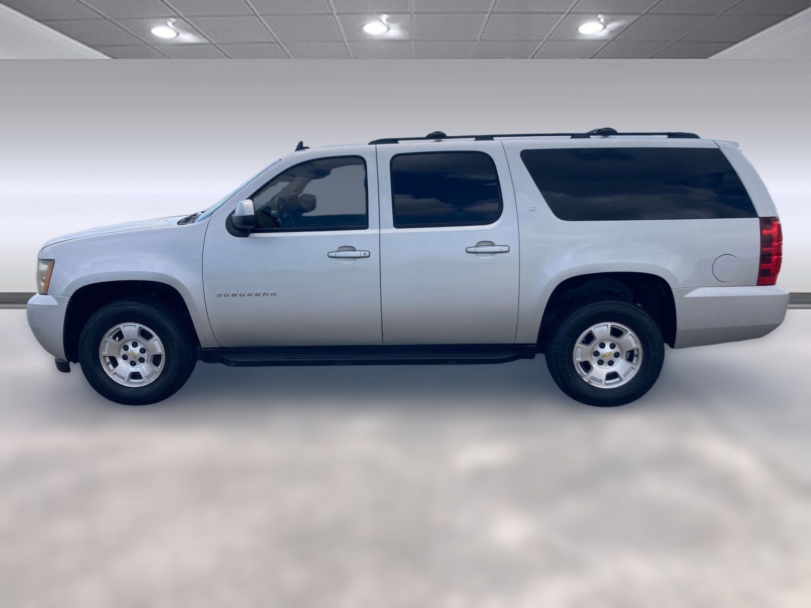 2010 Chevrolet Suburban 1500 LT photo 2