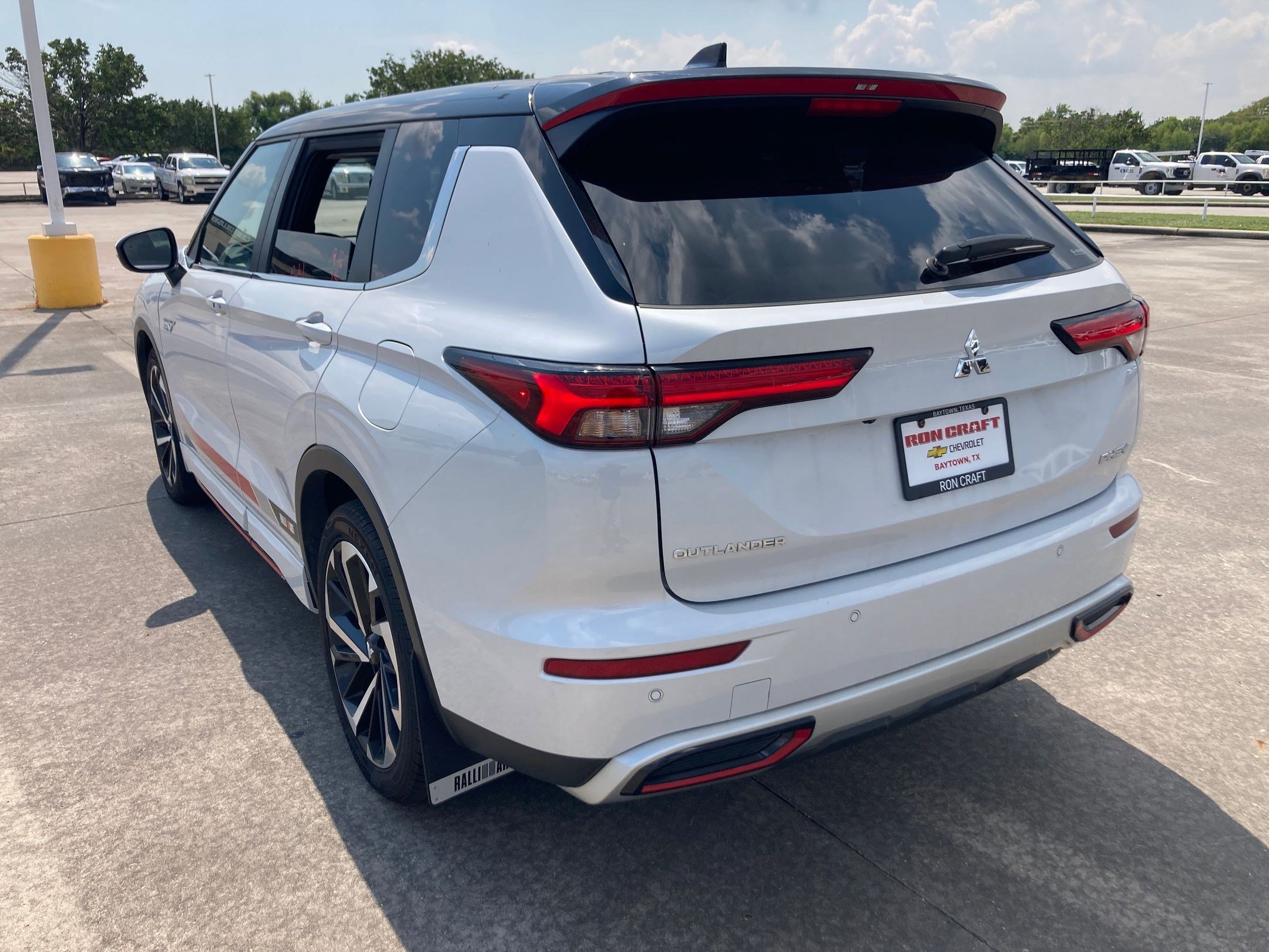 2024 Mitsubishi Outlander PHEV SE photo 3