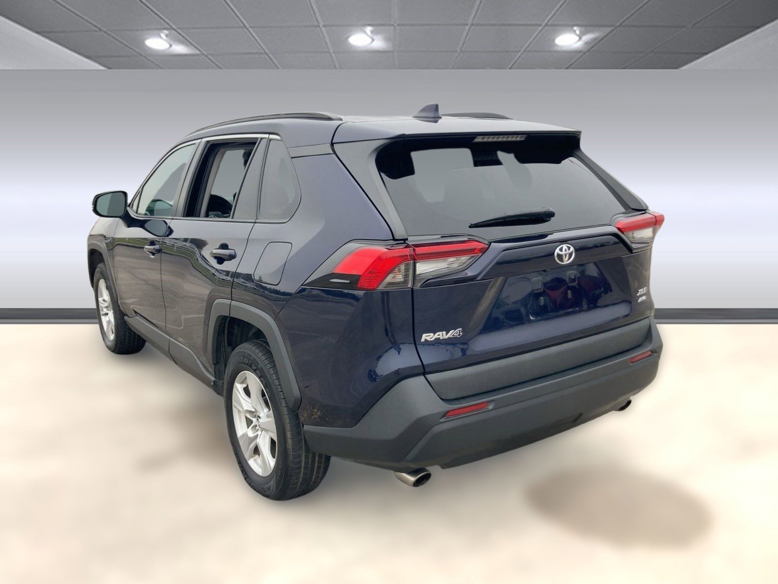 2021 Toyota RAV4 XLE photo 2