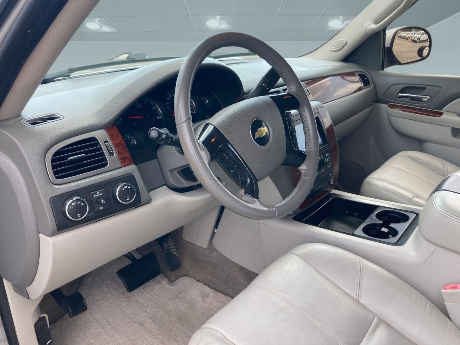 2010 Chevrolet Suburban 1500 LT photo 4