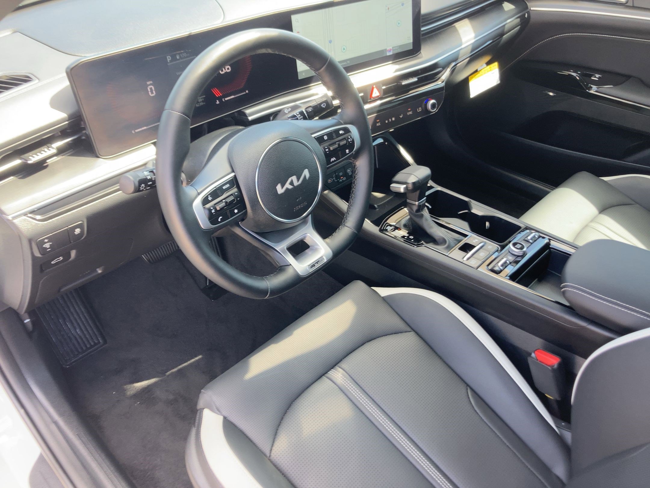 2025 Kia K5 GT-Line photo 4