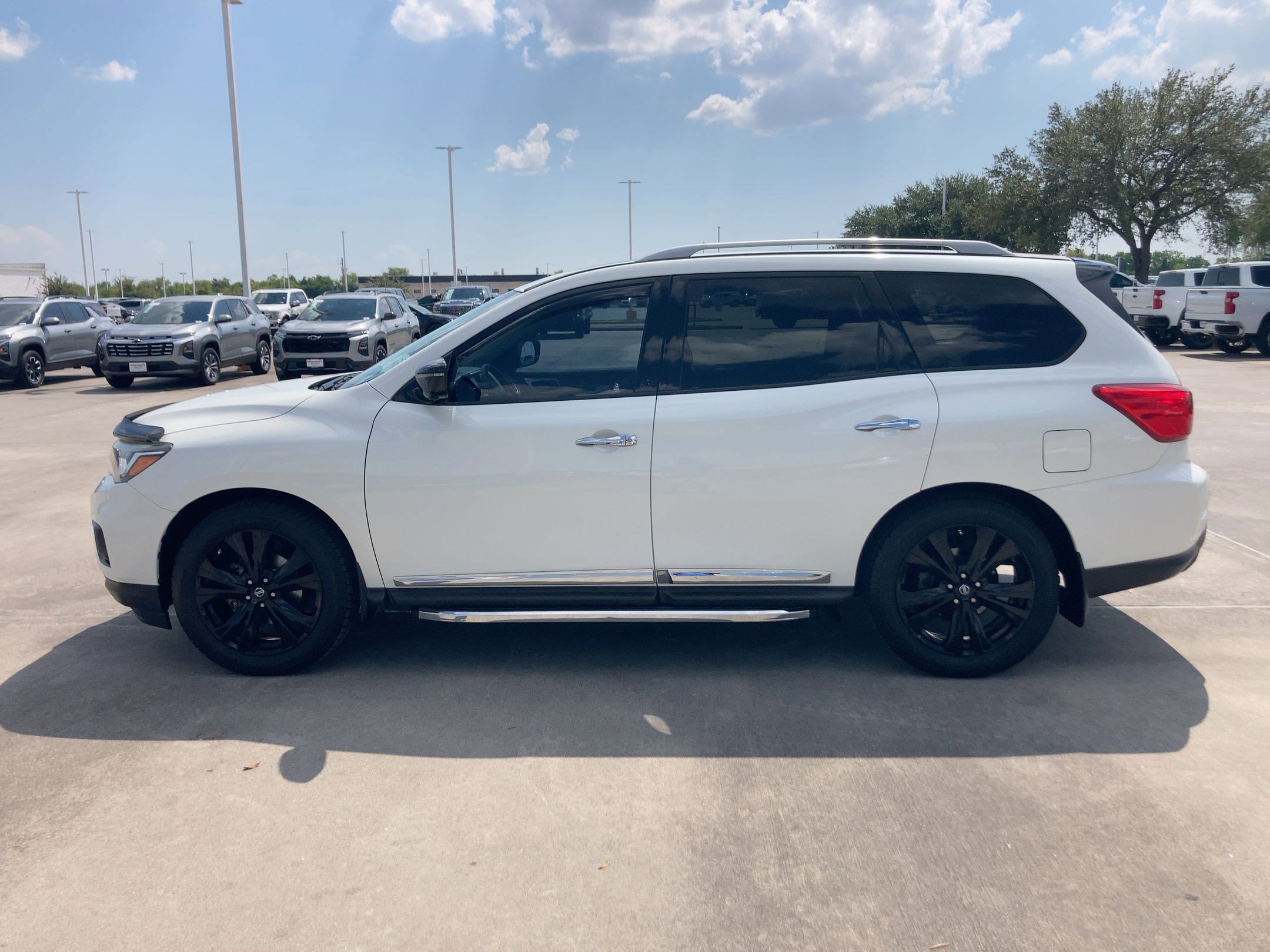 2017 Nissan Pathfinder Platinum photo 2