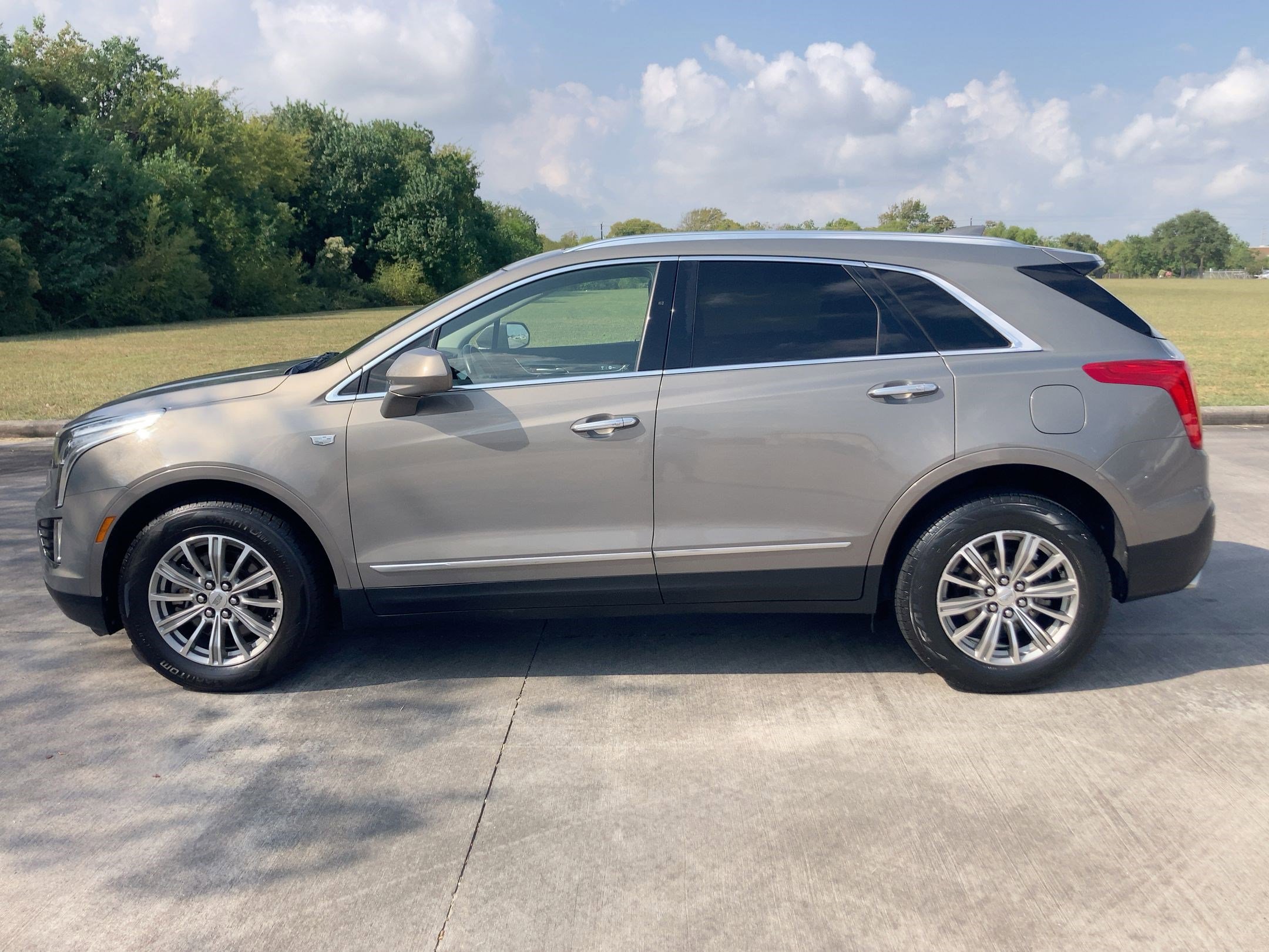 2017 Cadillac XT5 Luxury photo 2