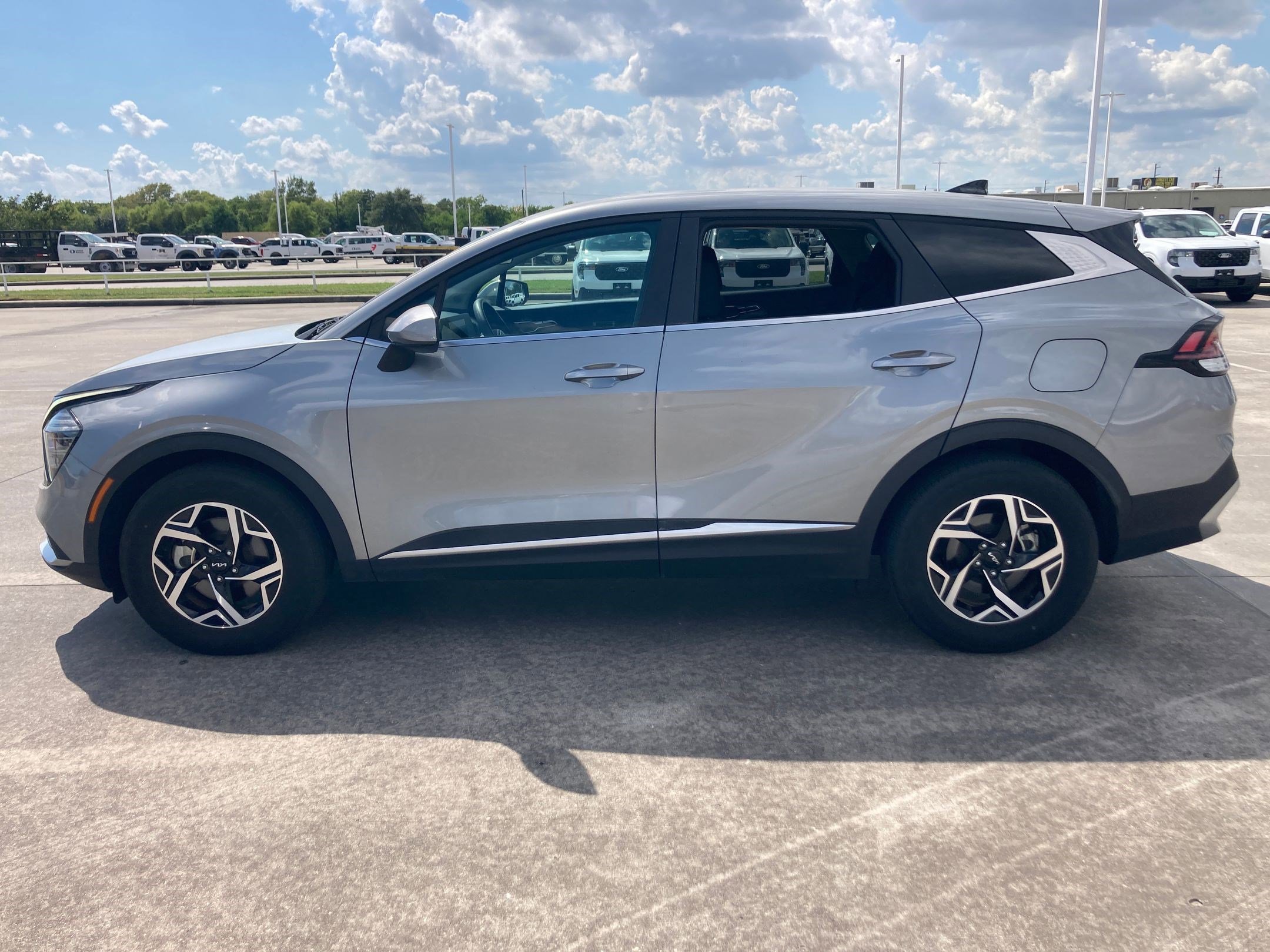2024 Kia Sportage LX photo 2