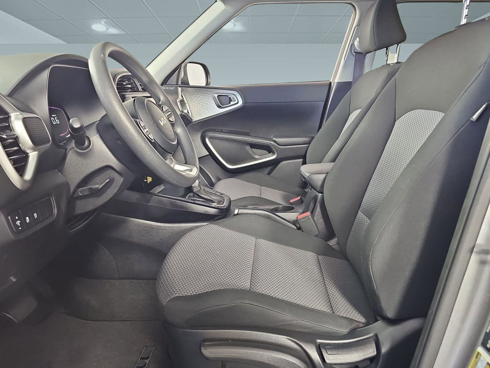 2023 Kia Soul LX photo 3