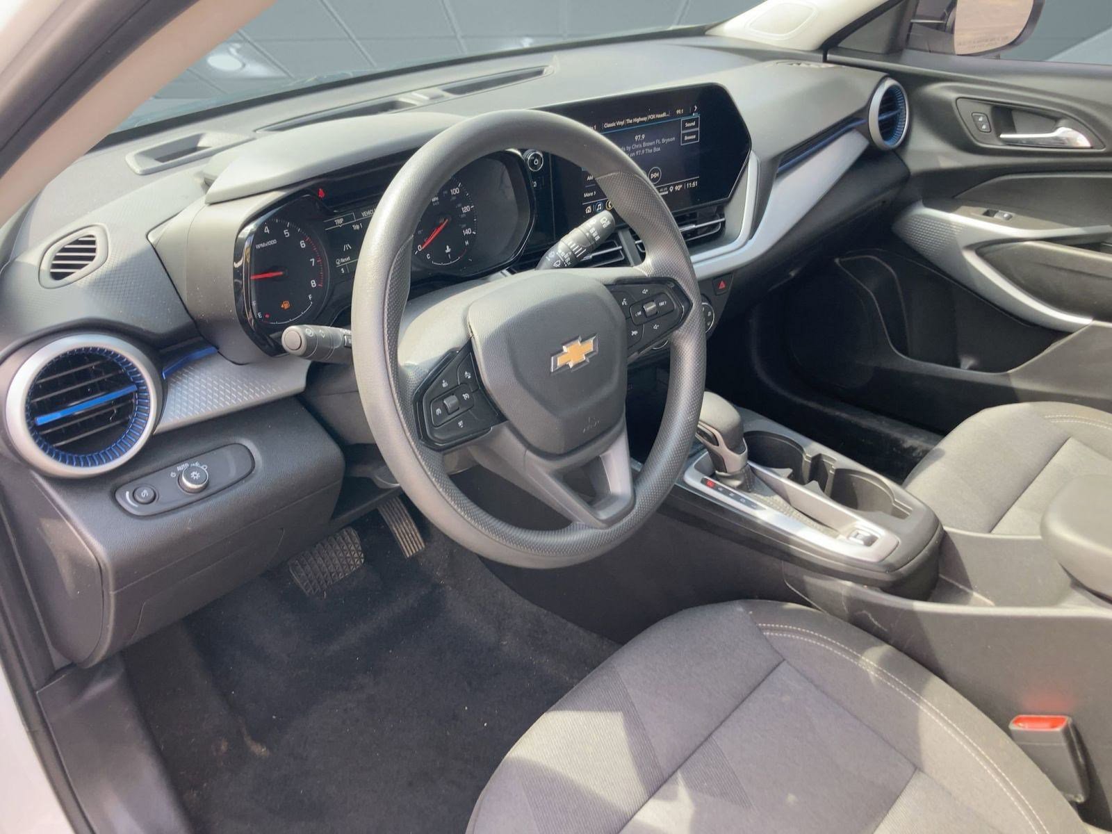 2025 Chevrolet Trax LS photo 4